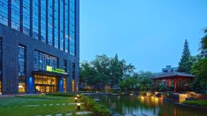 Holiday Inn Express Hangzhou Huanglong - 4hvězdičkové hotely ve městě Chang-čou