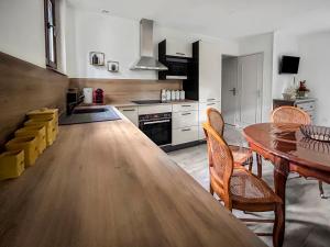 Maisons de vacances Maison Charmante avec Piscine et Jardin partage : photos des chambres
