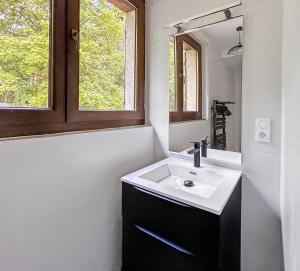 Maisons de vacances Maison Charmante avec Piscine et Jardin partage : photos des chambres