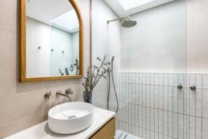 Sandbanks Noosa - Chic Coastal Retreat Minutes from the Beach