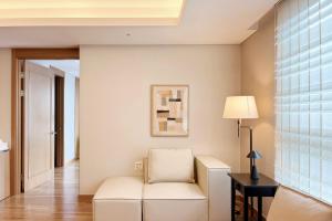 Gyeongbokgung Palace View, 3-min Walk to Gwanghwamun & Jonggak Stations