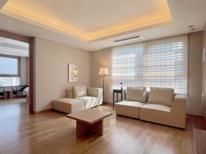 Gyeongbokgung Palace View, 3-min Walk to Gwanghwamun & Jonggak Stations