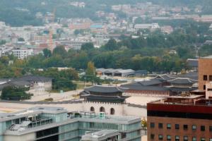 Gyeongbokgung Palace View, 3-min Walk to Gwanghwamun & Jonggak Stations