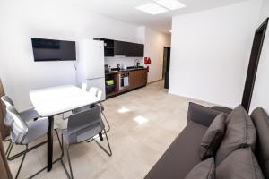 Corner Park View Deluxe Studio - by HostMT