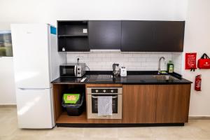 Corner Park View Deluxe Studio - by HostMT