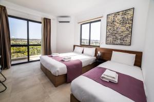 Corner Park View Deluxe Studio - by HostMT