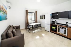 Corner Park View Deluxe Studio - by HostMT