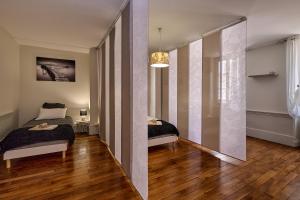 Appartements Appartement spacieux et parking : photos des chambres