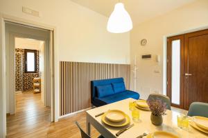 GuestHost - Bright Apartment with View!