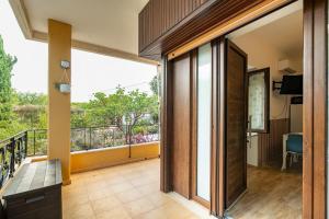 GuestHost - Bright Apartment with View!