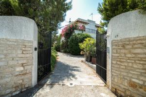 GuestHost - Bright Apartment with View!