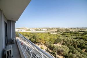 Luxury Double Bed Studio With View - by HostMT