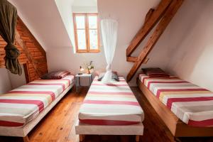 Auberges de jeunesse Gite d-Aunac : Lit dans Dortoir Mixte de 4 Lits