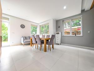 Trawowa Spacious House by BookingHost