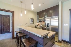 Luxury 3 Bedroom Slopeside Mountain Vacation Rental With Hot Tubs