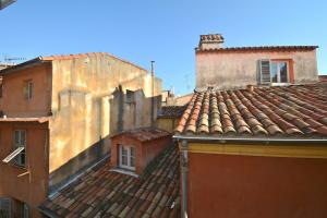 Spacious and bright flat close to the beach : heart of old Nice