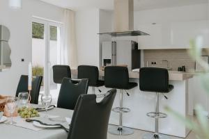 Villa Oleander by Domus Mirus - Rooftop Cinema & Pool & 6min Walk to Beach