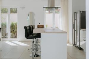 Villa Oleander by Domus Mirus - Rooftop Cinema & Pool & 6min Walk to Beach