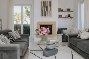 Villa Oleander by Domus Mirus - Rooftop Cinema & Pool & 6min Walk to Beach