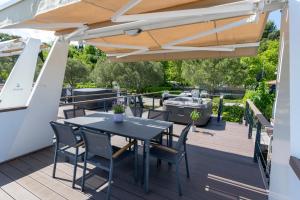 Floating Seahouse Ocean Beauty