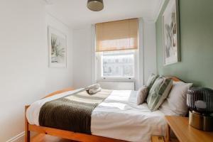 Designer 2BR1BA Flat Steps to Hyde Park!