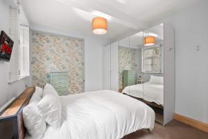 SG, Cosy Knightsbridge Apartment by Harrods