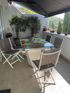 Villa Compartida con Vistas al Mar y la Montaña