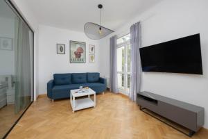 Stylish One Bedroom Apartment in Warsaw with Balcony by Noclegi Renters