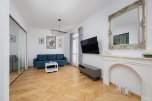 Stylish One Bedroom Apartment in Warsaw with Balcony by Noclegi Renters - 4-Sterne-Hotels in Warschau