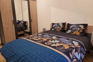 New apt at the slopes with private parking