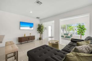 Modern 4BR Retreat with Private Pool - Near Brickell