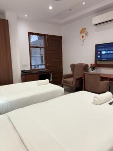 Hotel Divine India Galaxy, Noida 135