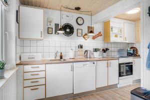 Cozy Holiday Home With Indoor Hot Tub And Sauna In Vorupør