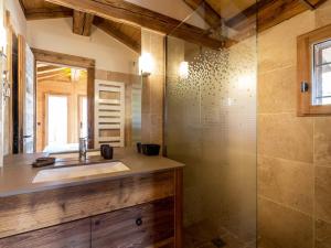 Chalets Chalet luxueux 4****, calme, proche pistes ski, 10 pers, WiFi, parking - FR-1-304-196 : photos des chambres