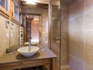 Chalets Chalet luxueux 4****, calme, proche pistes ski, 10 pers, WiFi, parking - FR-1-304-196 : photos des chambres