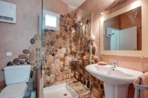 Maisons de vacances Family cottage with private pool : photos des chambres