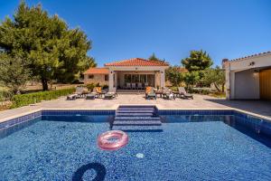 Luxury Villa Nature with heated private pool, sauna & fire pit, a short walk to the beach