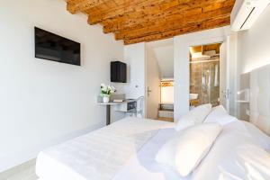 Double Room with Balcony and Sea View