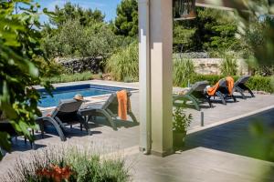 Luxury Villa Nature with heated private pool, sauna & fire pit, a short walk to the beach