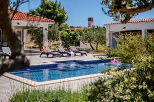 Luxury Villa Nature with heated private pool, sauna & fire pit, a short walk to the beach