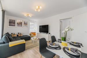 Mountain Views Urban Plaza