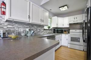 5 Bedroom Cozy Retreat Lakefront