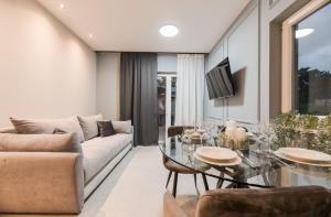 App Lacrima 1 with a motorboat