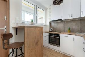 Exceptional 2 Bedroom Apartment in Gdańsk by Noclegi Renters