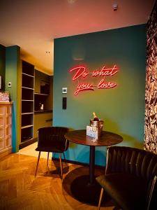 Red Velvet-Romantik Appartement mit Balkon & Flussblick - Das Alpenzeit im Zentrum mit Parkplatz