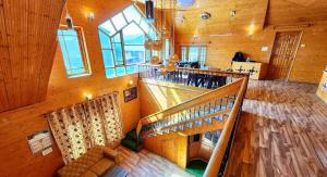 Birdsong 6BR Stay with Riverside by Homeyhuts