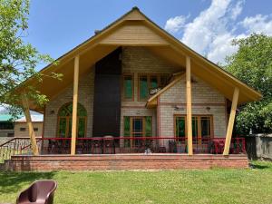 Birdsong 6BR Stay with Riverside by Homeyhuts