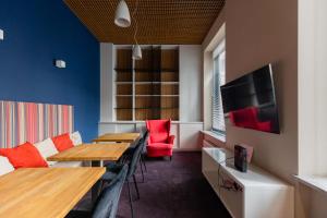 Ogrodowa Elegant Apartment with Parking and Air Conditioning in Warsaw by Noclegi Renters