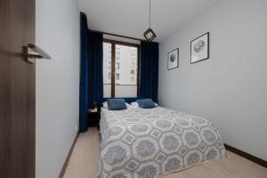 Ogrodowa Elegant Apartment with Parking and Air Conditioning in Warsaw by Noclegi Renters