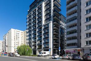 Ogrodowa Elegant Apartment with Parking and Air Conditioning in Warsaw by Noclegi Renters